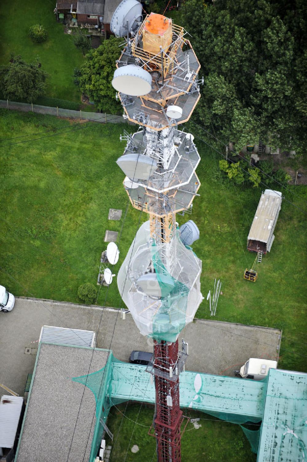 Aerial image Garding - Blick auf die Sanierungsarbeiten am Sendemast Garding auch bekannt als Fernsehsender Eiderstedt. Die Arbeiten werden ausgeführt durch die Firma Werner Diener GmbH & Co. Industrieanstrich KG. Restoration works on the broadcasting tower / transmitter mast Garding.