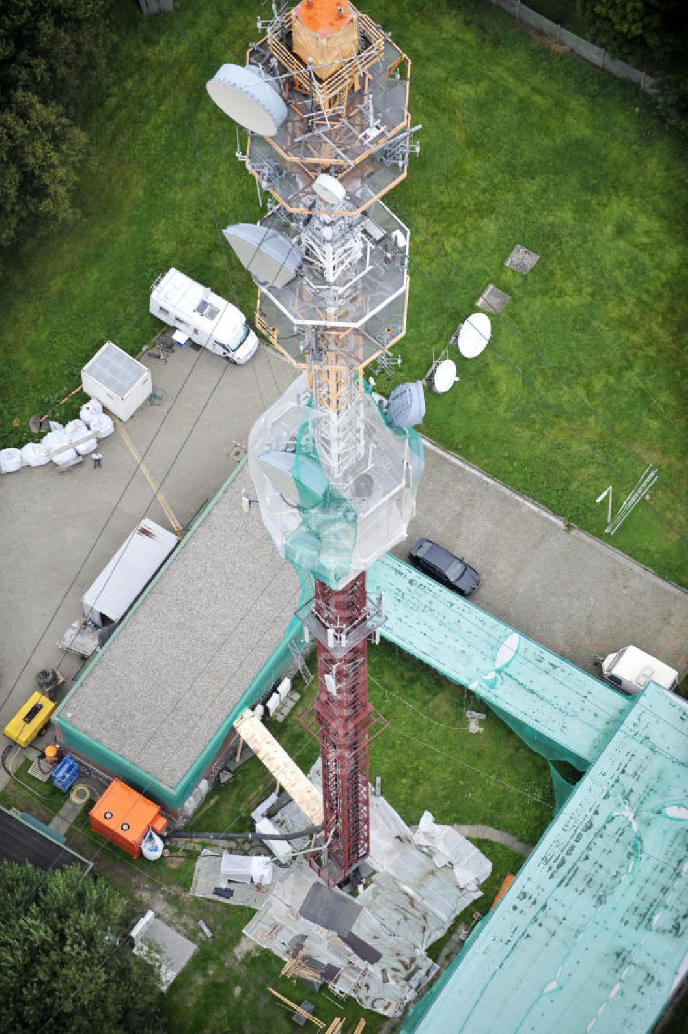 Aerial photograph Garding - Blick auf die Sanierungsarbeiten am Sendemast Garding auch bekannt als Fernsehsender Eiderstedt. Die Arbeiten werden ausgeführt durch die Firma Werner Diener GmbH & Co. Industrieanstrich KG. Restoration works on the broadcasting tower / transmitter mast Garding.