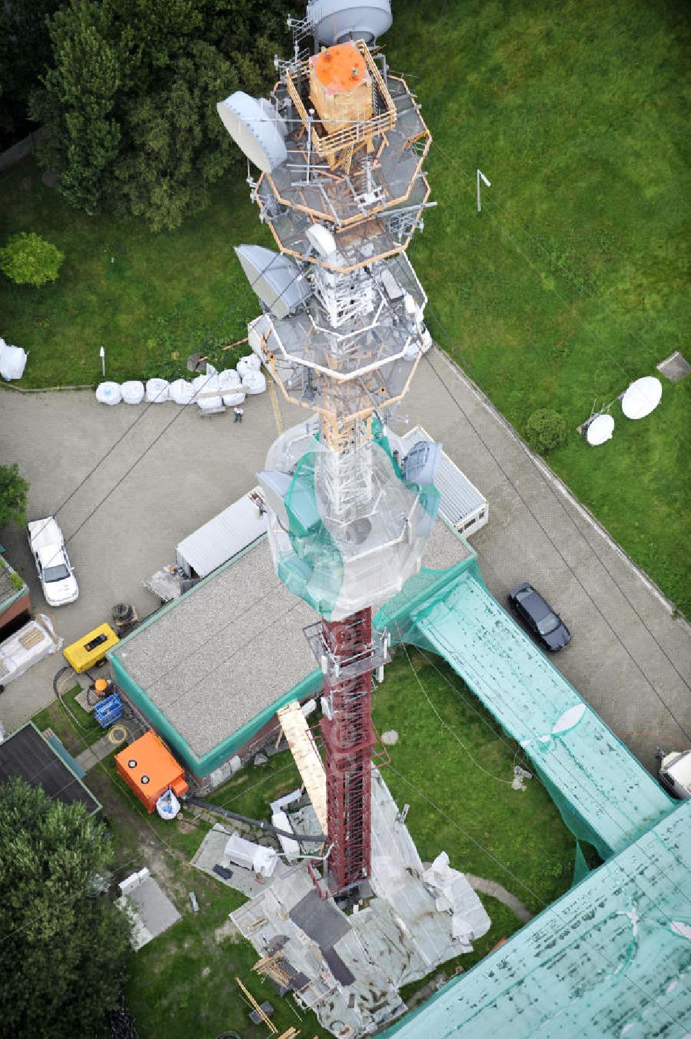 Garding from above - Blick auf die Sanierungsarbeiten am Sendemast Garding auch bekannt als Fernsehsender Eiderstedt. Die Arbeiten werden ausgeführt durch die Firma Werner Diener GmbH & Co. Industrieanstrich KG. Restoration works on the broadcasting tower / transmitter mast Garding.