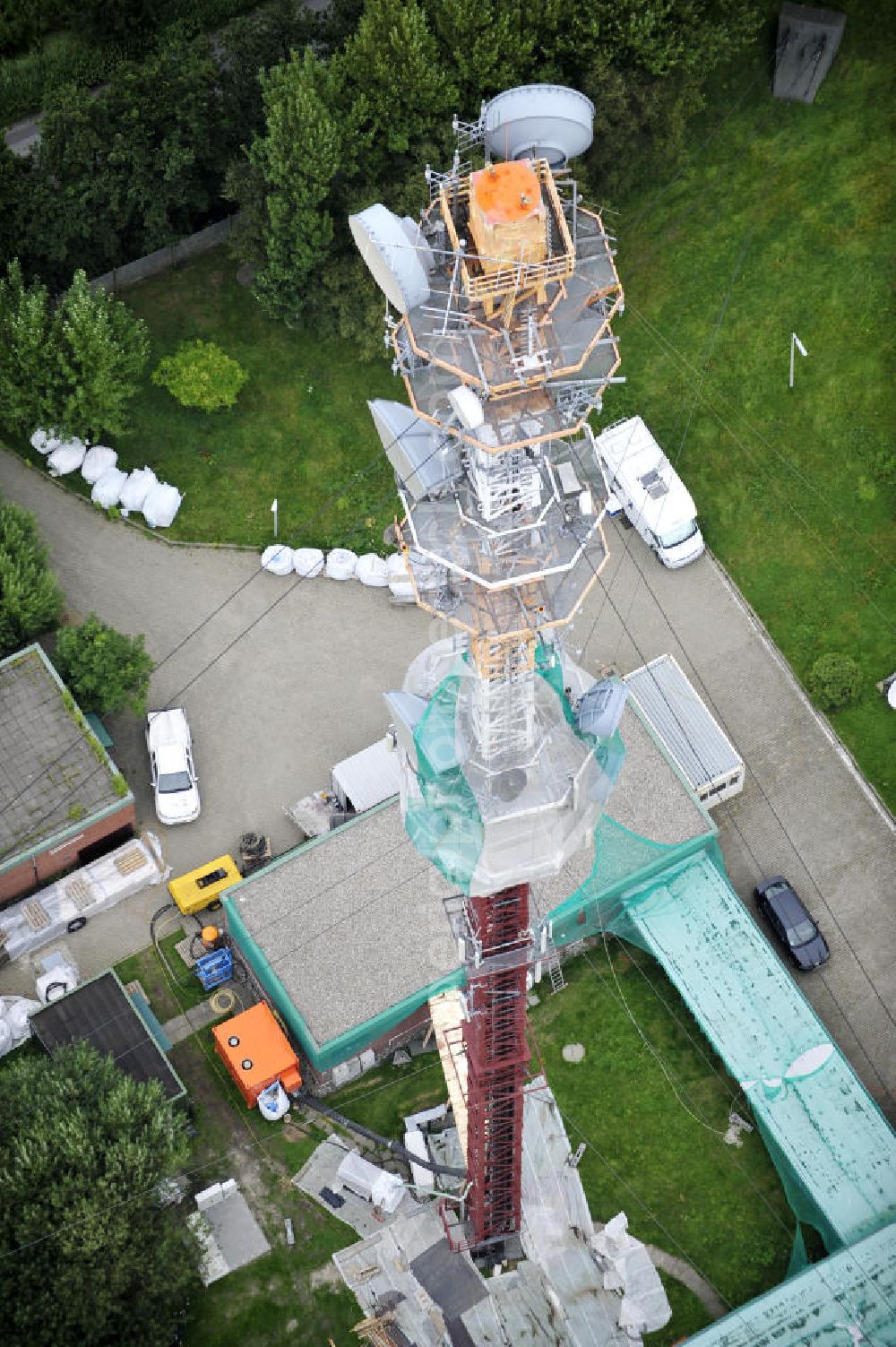 Garding from the bird's eye view: Blick auf die Sanierungsarbeiten am Sendemast Garding auch bekannt als Fernsehsender Eiderstedt. Die Arbeiten werden ausgeführt durch die Firma Werner Diener GmbH & Co. Industrieanstrich KG. Restoration works on the broadcasting tower / transmitter mast Garding.