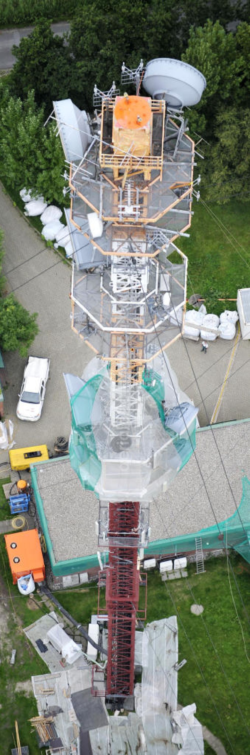 Aerial image Garding - Blick auf die Sanierungsarbeiten am Sendemast Garding auch bekannt als Fernsehsender Eiderstedt. Die Arbeiten werden ausgeführt durch die Firma Werner Diener GmbH & Co. Industrieanstrich KG. Restoration works on the broadcasting tower / transmitter mast Garding.