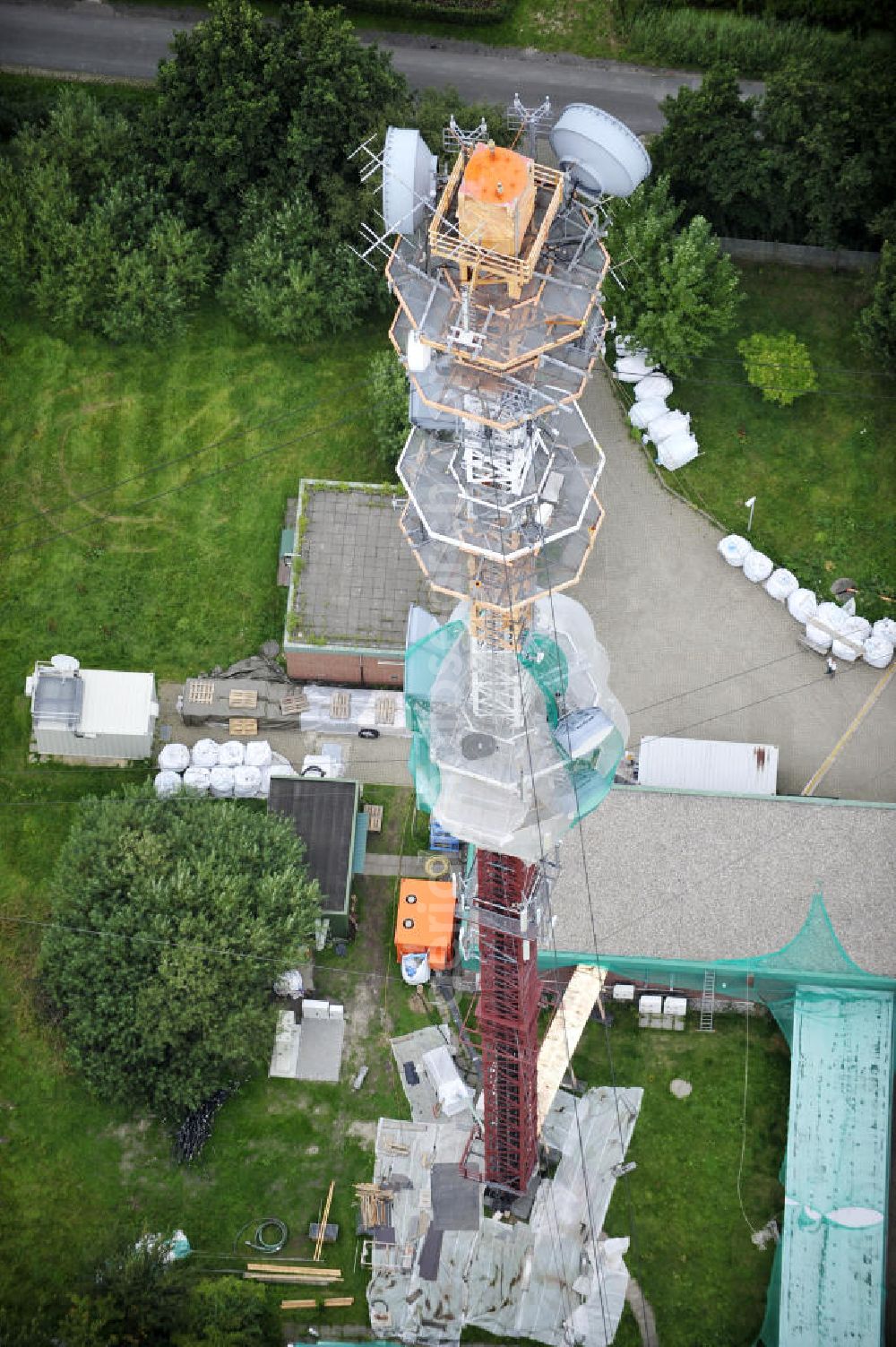 Aerial photograph Garding - Blick auf die Sanierungsarbeiten am Sendemast Garding auch bekannt als Fernsehsender Eiderstedt. Die Arbeiten werden ausgeführt durch die Firma Werner Diener GmbH & Co. Industrieanstrich KG. Restoration works on the broadcasting tower / transmitter mast Garding.