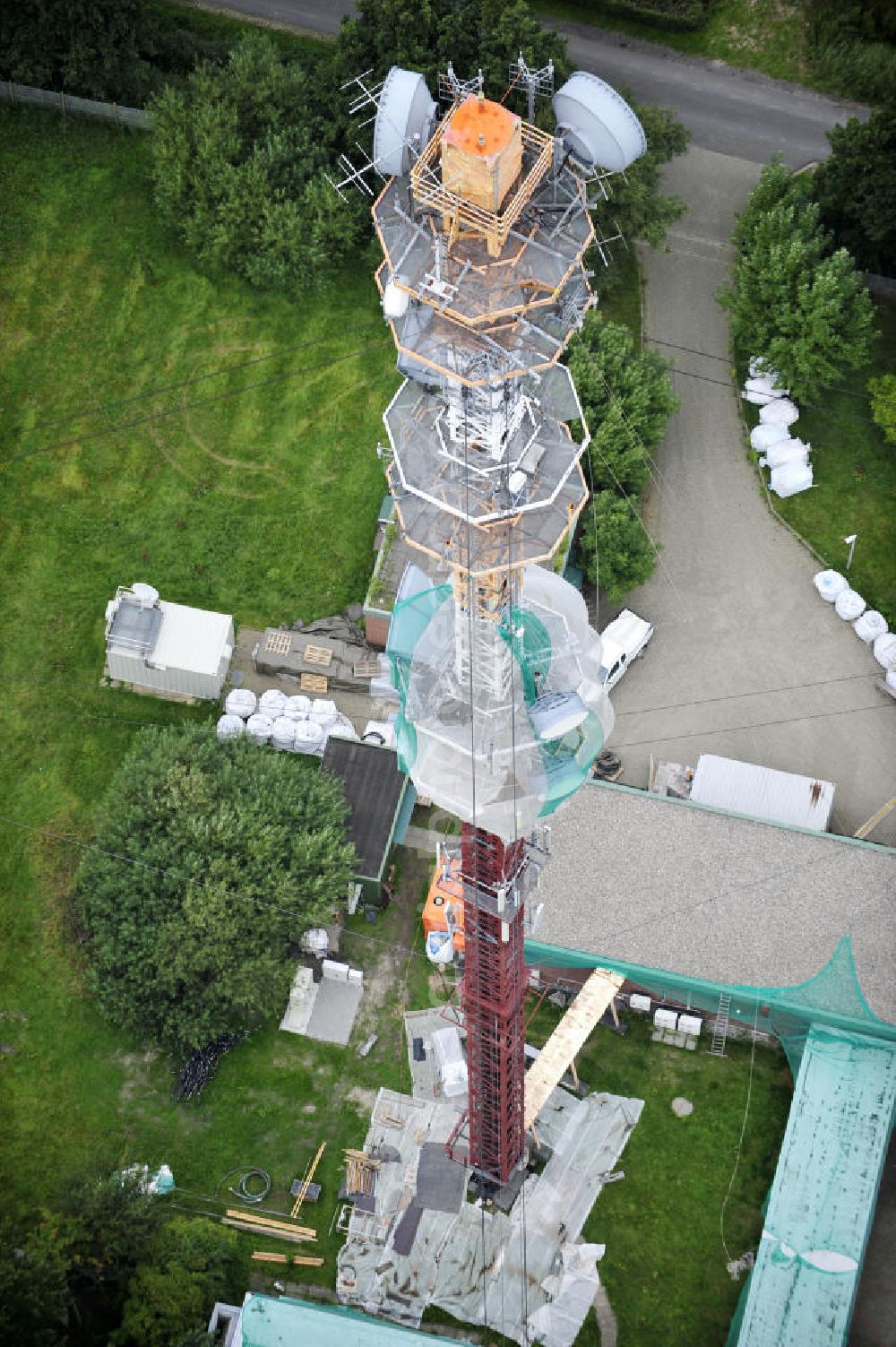 Garding from above - Blick auf die Sanierungsarbeiten am Sendemast Garding auch bekannt als Fernsehsender Eiderstedt. Die Arbeiten werden ausgeführt durch die Firma Werner Diener GmbH & Co. Industrieanstrich KG. Restoration works on the broadcasting tower / transmitter mast Garding.