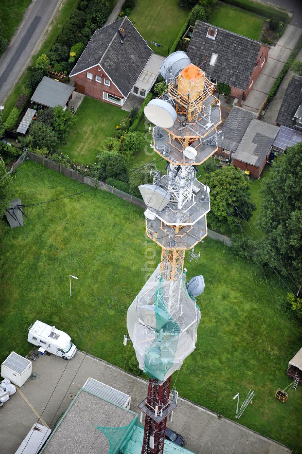 Garding from the bird's eye view: Blick auf die Sanierungsarbeiten am Sendemast Garding auch bekannt als Fernsehsender Eiderstedt. Die Arbeiten werden ausgeführt durch die Firma Werner Diener GmbH & Co. Industrieanstrich KG. Restoration works on the broadcasting tower / transmitter mast Garding.