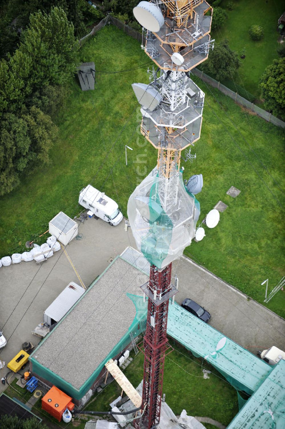 Aerial image Garding - Blick auf die Sanierungsarbeiten am Sendemast Garding auch bekannt als Fernsehsender Eiderstedt. Die Arbeiten werden ausgeführt durch die Firma Werner Diener GmbH & Co. Industrieanstrich KG. Restoration works on the broadcasting tower / transmitter mast Garding.