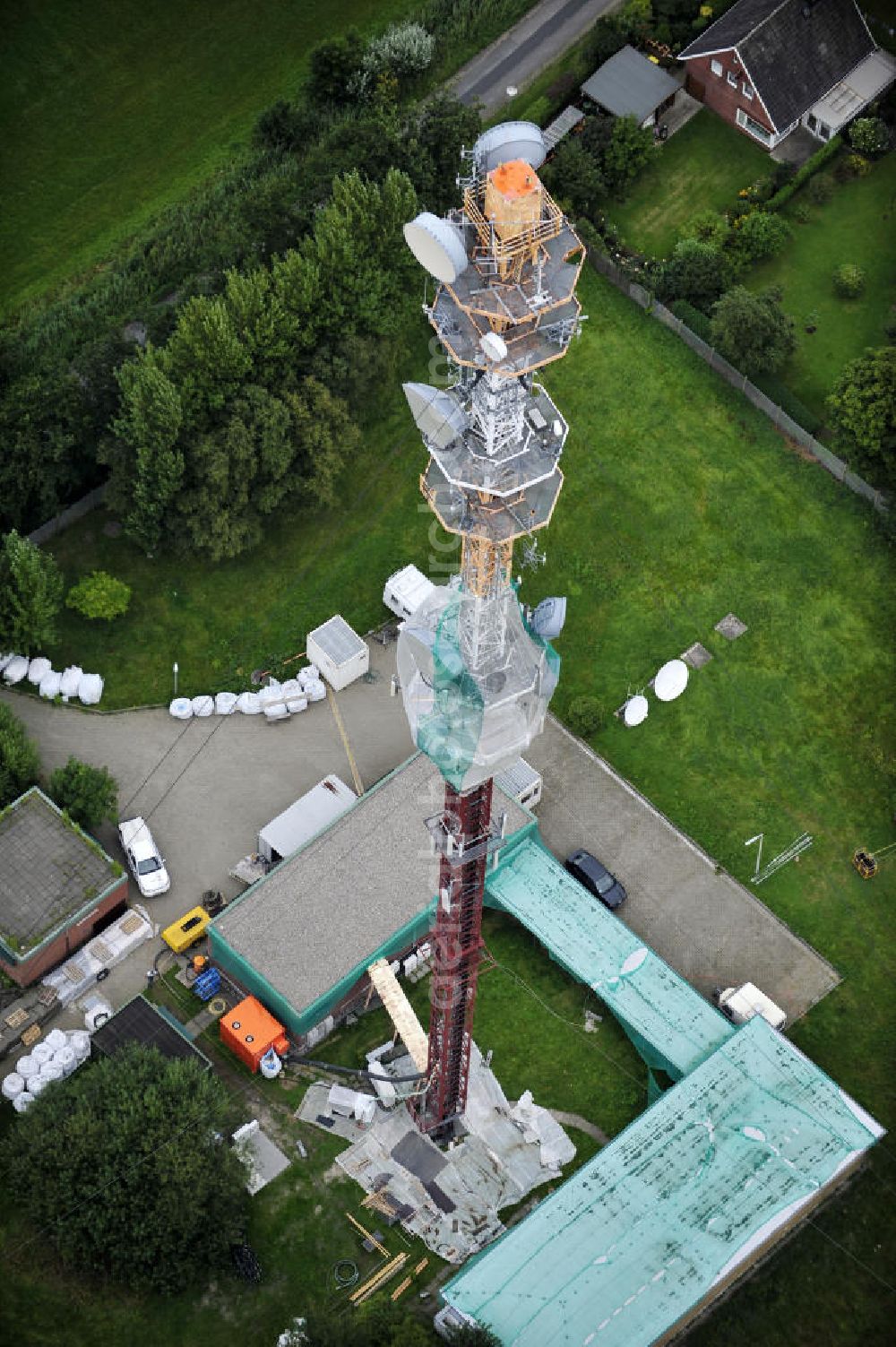 Aerial photograph Garding - Blick auf die Sanierungsarbeiten am Sendemast Garding auch bekannt als Fernsehsender Eiderstedt. Die Arbeiten werden ausgeführt durch die Firma Werner Diener GmbH & Co. Industrieanstrich KG. Restoration works on the broadcasting tower / transmitter mast Garding.