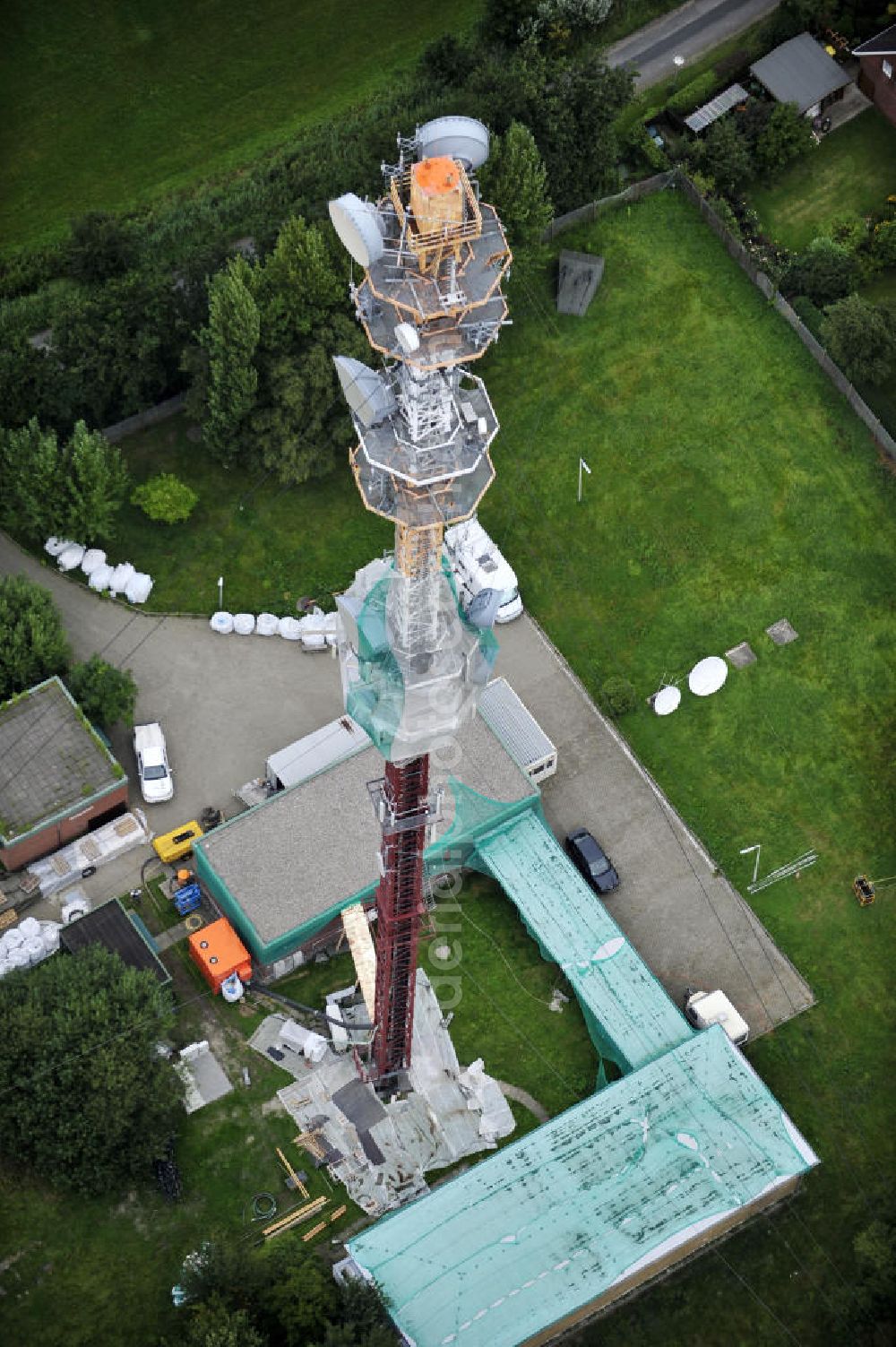 Garding from above - Blick auf die Sanierungsarbeiten am Sendemast Garding auch bekannt als Fernsehsender Eiderstedt. Die Arbeiten werden ausgeführt durch die Firma Werner Diener GmbH & Co. Industrieanstrich KG. Restoration works on the broadcasting tower / transmitter mast Garding.