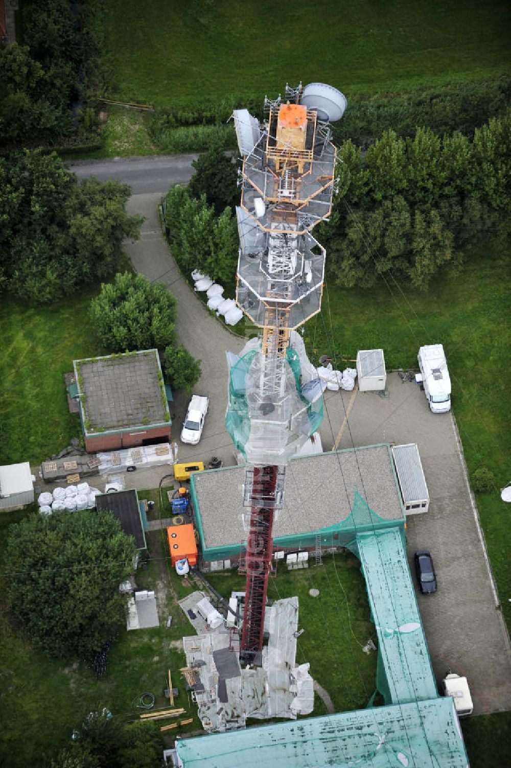 Garding from the bird's eye view: Blick auf die Sanierungsarbeiten am Sendemast Garding auch bekannt als Fernsehsender Eiderstedt. Die Arbeiten werden ausgeführt durch die Firma Werner Diener GmbH & Co. Industrieanstrich KG. Restoration works on the broadcasting tower / transmitter mast Garding.