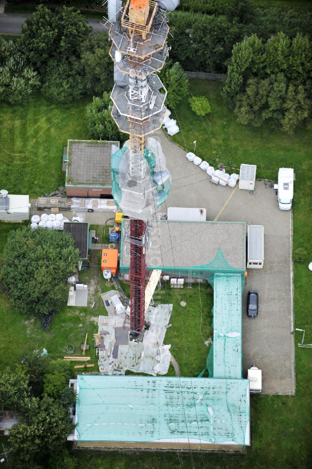 Aerial image Garding - Blick auf die Sanierungsarbeiten am Sendemast Garding auch bekannt als Fernsehsender Eiderstedt. Die Arbeiten werden ausgeführt durch die Firma Werner Diener GmbH & Co. Industrieanstrich KG. Restoration works on the broadcasting tower / transmitter mast Garding.