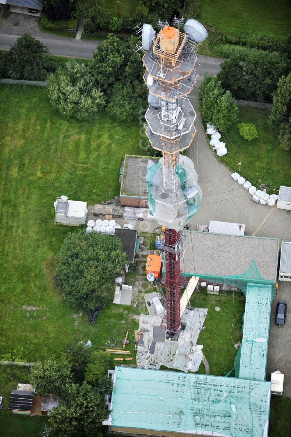 Aerial photograph Garding - Blick auf die Sanierungsarbeiten am Sendemast Garding auch bekannt als Fernsehsender Eiderstedt. Die Arbeiten werden ausgeführt durch die Firma Werner Diener GmbH & Co. Industrieanstrich KG. Restoration works on the broadcasting tower / transmitter mast Garding.