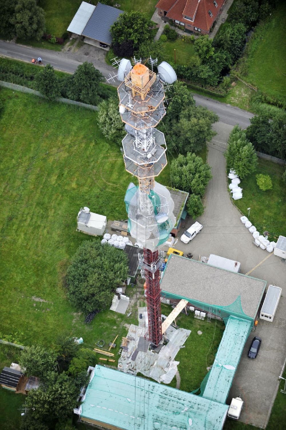 Garding from above - Blick auf die Sanierungsarbeiten am Sendemast Garding auch bekannt als Fernsehsender Eiderstedt. Die Arbeiten werden ausgeführt durch die Firma Werner Diener GmbH & Co. Industrieanstrich KG. Restoration works on the broadcasting tower / transmitter mast Garding.