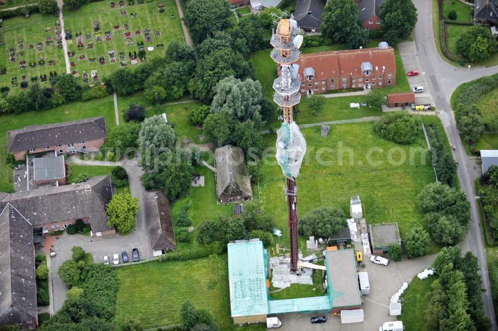 Garding from the bird's eye view: Blick auf die Sanierungsarbeiten am Sendemast Garding auch bekannt als Fernsehsender Eiderstedt. Die Arbeiten werden ausgeführt durch die Firma Werner Diener GmbH & Co. Industrieanstrich KG. Restoration works on the broadcasting tower / transmitter mast Garding.