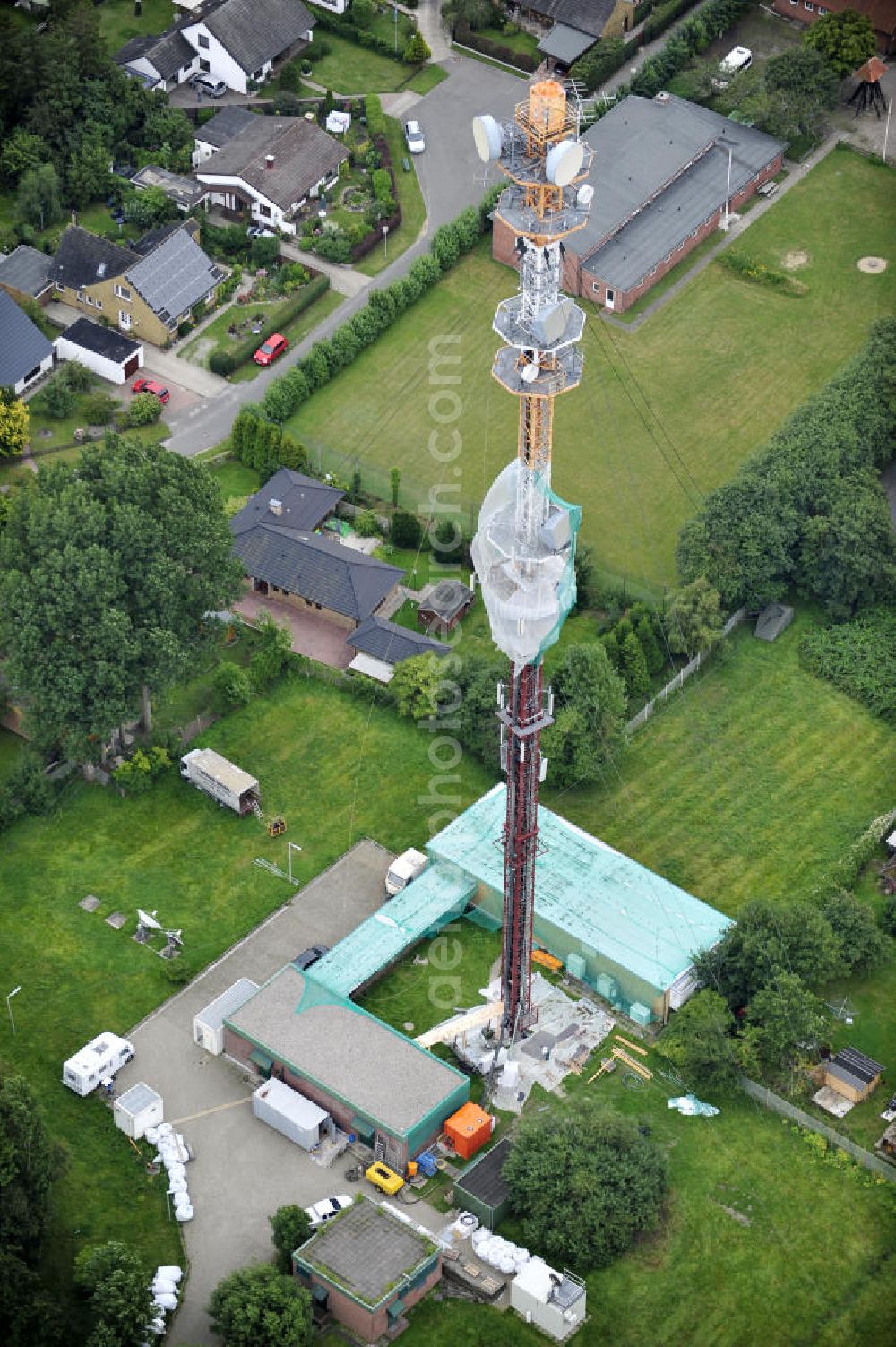 Aerial image Garding - Blick auf die Sanierungsarbeiten am Sendemast Garding auch bekannt als Fernsehsender Eiderstedt. Die Arbeiten werden ausgeführt durch die Firma Werner Diener GmbH & Co. Industrieanstrich KG. Restoration works on the broadcasting tower / transmitter mast Garding.