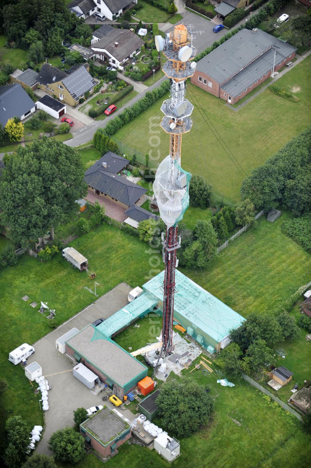 Aerial photograph Garding - Blick auf die Sanierungsarbeiten am Sendemast Garding auch bekannt als Fernsehsender Eiderstedt. Die Arbeiten werden ausgeführt durch die Firma Werner Diener GmbH & Co. Industrieanstrich KG. Restoration works on the broadcasting tower / transmitter mast Garding.