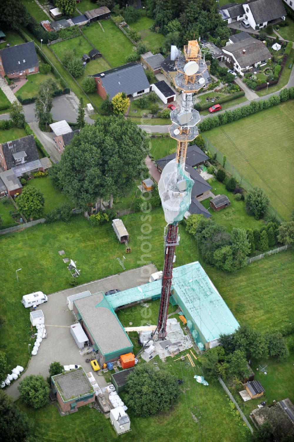 Garding from above - Blick auf die Sanierungsarbeiten am Sendemast Garding auch bekannt als Fernsehsender Eiderstedt. Die Arbeiten werden ausgeführt durch die Firma Werner Diener GmbH & Co. Industrieanstrich KG. Restoration works on the broadcasting tower / transmitter mast Garding.