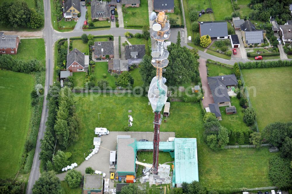 Garding from the bird's eye view: Blick auf die Sanierungsarbeiten am Sendemast Garding auch bekannt als Fernsehsender Eiderstedt. Die Arbeiten werden ausgeführt durch die Firma Werner Diener GmbH & Co. Industrieanstrich KG. Restoration works on the broadcasting tower / transmitter mast Garding.