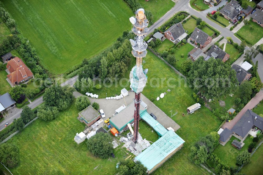 Aerial photograph Garding - Blick auf die Sanierungsarbeiten am Sendemast Garding auch bekannt als Fernsehsender Eiderstedt. Die Arbeiten werden ausgeführt durch die Firma Werner Diener GmbH & Co. Industrieanstrich KG. Restoration works on the broadcasting tower / transmitter mast Garding.