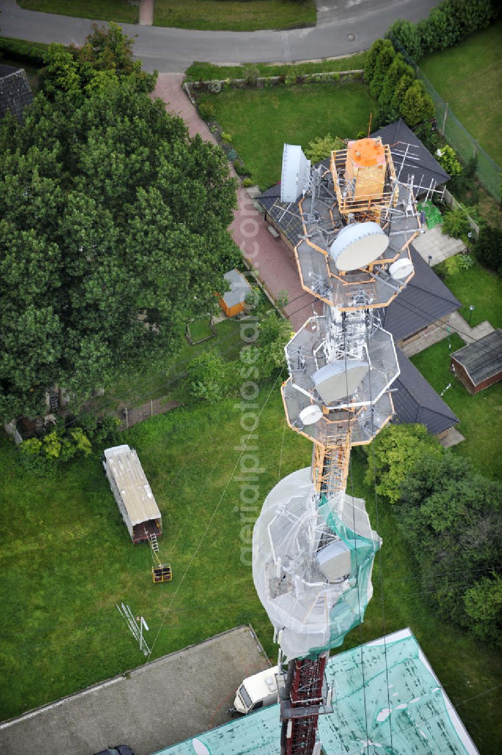 Garding from above - Blick auf die Sanierungsarbeiten am Sendemast Garding auch bekannt als Fernsehsender Eiderstedt. Die Arbeiten werden ausgeführt durch die Firma Werner Diener GmbH & Co. Industrieanstrich KG. Restoration works on the broadcasting tower / transmitter mast Garding.