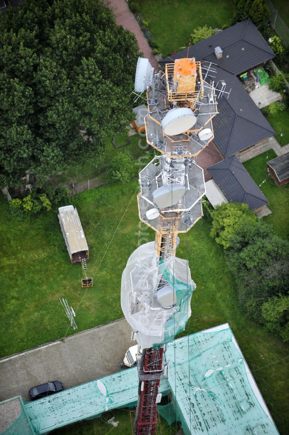 Garding from the bird's eye view: Blick auf die Sanierungsarbeiten am Sendemast Garding auch bekannt als Fernsehsender Eiderstedt. Die Arbeiten werden ausgeführt durch die Firma Werner Diener GmbH & Co. Industrieanstrich KG. Restoration works on the broadcasting tower / transmitter mast Garding.