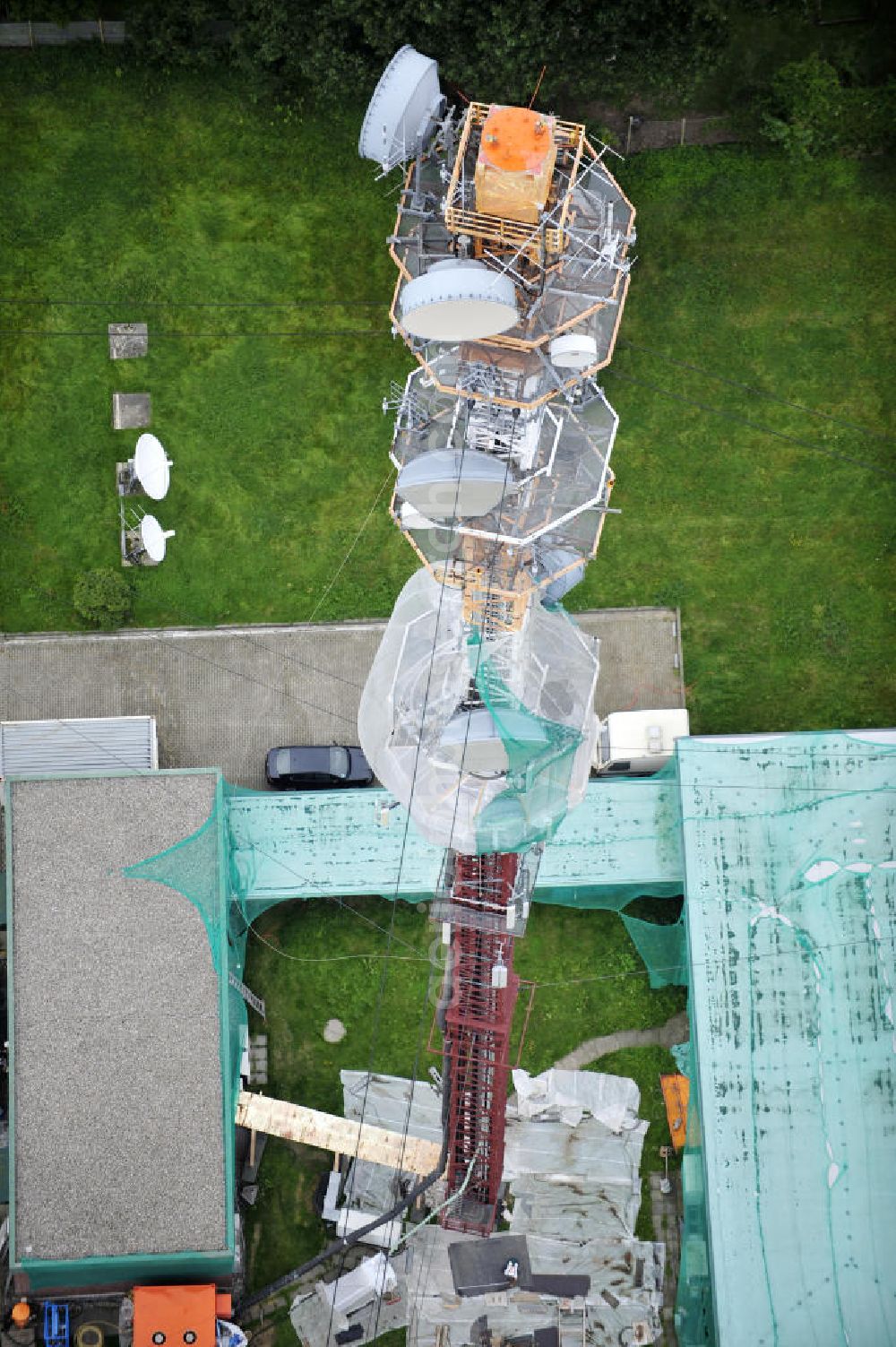 Aerial image Garding - Blick auf die Sanierungsarbeiten am Sendemast Garding auch bekannt als Fernsehsender Eiderstedt. Die Arbeiten werden ausgeführt durch die Firma Werner Diener GmbH & Co. Industrieanstrich KG. Restoration works on the broadcasting tower / transmitter mast Garding.