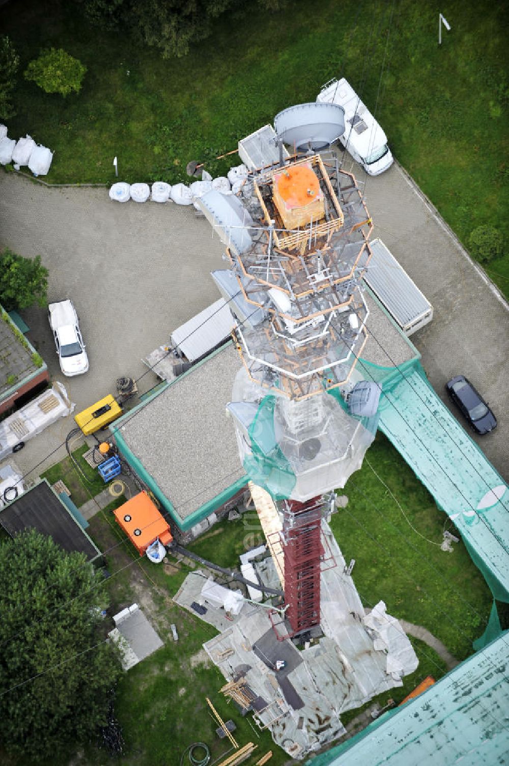 Aerial photograph Garding - Blick auf die Sanierungsarbeiten am Sendemast Garding auch bekannt als Fernsehsender Eiderstedt. Die Arbeiten werden ausgeführt durch die Firma Werner Diener GmbH & Co. Industrieanstrich KG. Restoration works on the broadcasting tower / transmitter mast Garding.