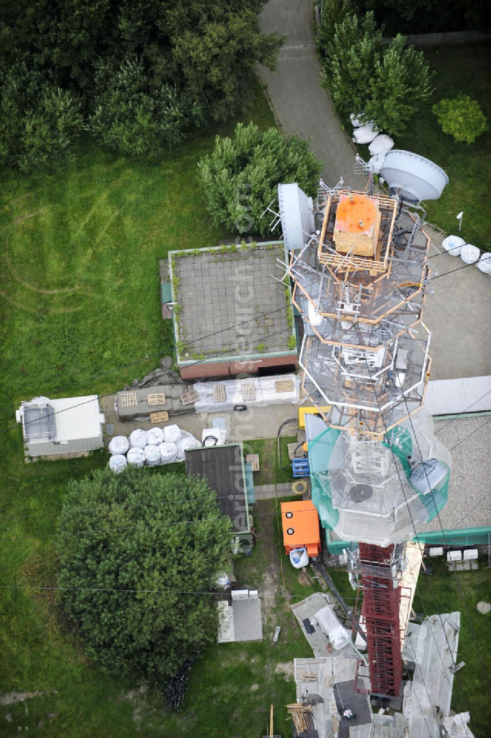 Garding from above - Blick auf die Sanierungsarbeiten am Sendemast Garding auch bekannt als Fernsehsender Eiderstedt. Die Arbeiten werden ausgeführt durch die Firma Werner Diener GmbH & Co. Industrieanstrich KG. Restoration works on the broadcasting tower / transmitter mast Garding.