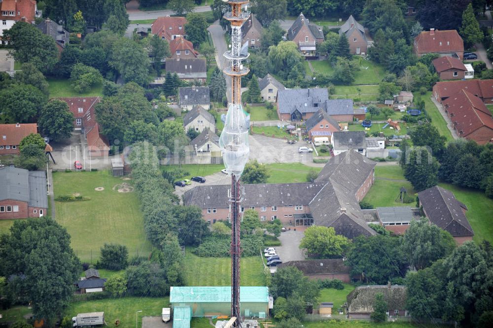 Garding from the bird's eye view: Blick auf die Sanierungsarbeiten am Sendemast Garding auch bekannt als Fernsehsender Eiderstedt. Die Arbeiten werden ausgeführt durch die Firma Werner Diener GmbH & Co. Industrieanstrich KG. Restoration works on the broadcasting tower / transmitter mast Garding.