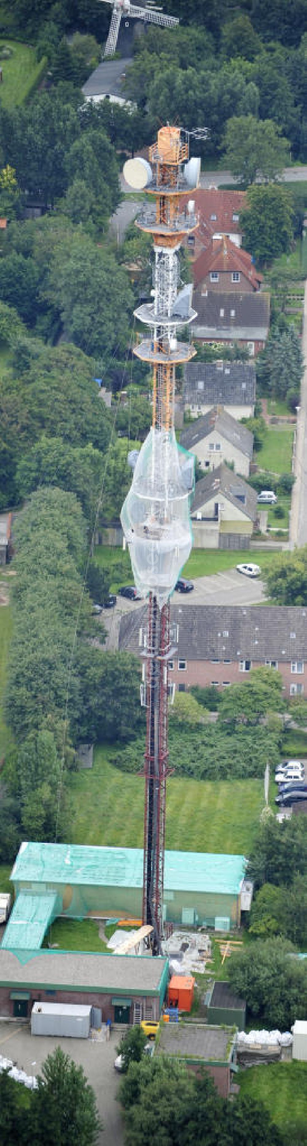 Aerial image Garding - Blick auf die Sanierungsarbeiten am Sendemast Garding auch bekannt als Fernsehsender Eiderstedt. Die Arbeiten werden ausgeführt durch die Firma Werner Diener GmbH & Co. Industrieanstrich KG. Restoration works on the broadcasting tower / transmitter mast Garding.