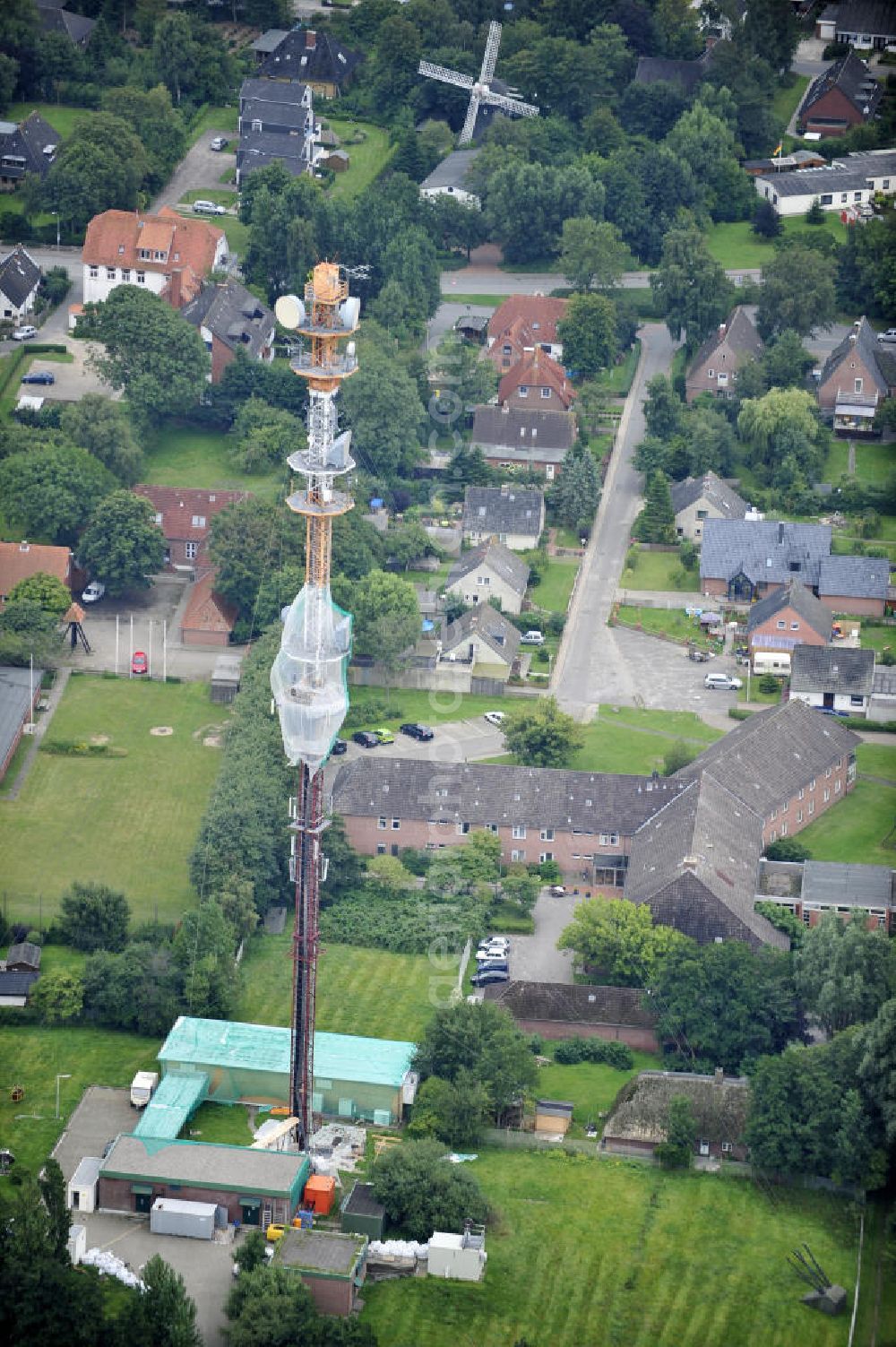 Aerial photograph Garding - Blick auf die Sanierungsarbeiten am Sendemast Garding auch bekannt als Fernsehsender Eiderstedt. Die Arbeiten werden ausgeführt durch die Firma Werner Diener GmbH & Co. Industrieanstrich KG. Restoration works on the broadcasting tower / transmitter mast Garding.