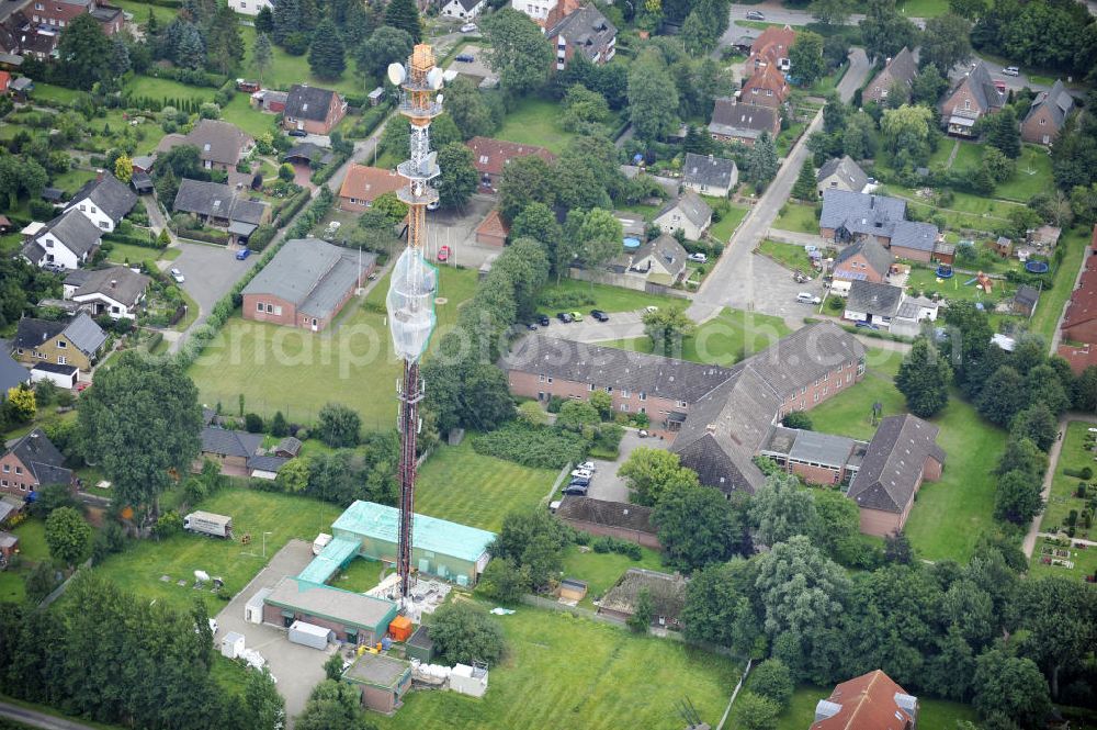 Garding from the bird's eye view: Blick auf die Sanierungsarbeiten am Sendemast Garding auch bekannt als Fernsehsender Eiderstedt. Die Arbeiten werden ausgeführt durch die Firma Werner Diener GmbH & Co. Industrieanstrich KG. Restoration works on the broadcasting tower / transmitter mast Garding.