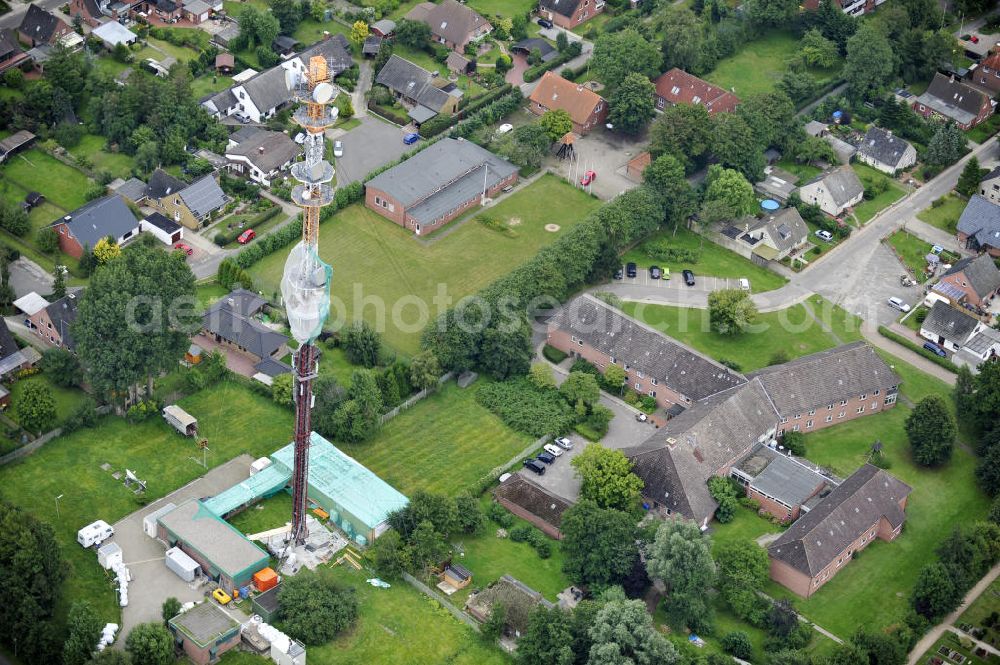 Aerial image Garding - Blick auf die Sanierungsarbeiten am Sendemast Garding auch bekannt als Fernsehsender Eiderstedt. Die Arbeiten werden ausgeführt durch die Firma Werner Diener GmbH & Co. Industrieanstrich KG. Restoration works on the broadcasting tower / transmitter mast Garding.