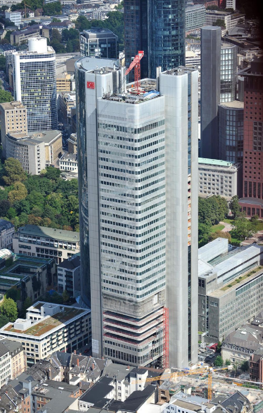 Aerial image Frankfurt am Main - Sanierungsarbeiten der Firma Drees & Sommer am Silver Towerr am Jürgen-Ponto-Platz in Frankfurt am Main. Der Turm ist ehemaliger Sitz der Dresdner Bank und wird seit 2009 saniert. Neuer Mieter des Turms ist die Deutsche Bahn AG. Rehabilitation works on the Silver Tower at the Jürgen-Ponto-Platz in Frankfurt on the Main.