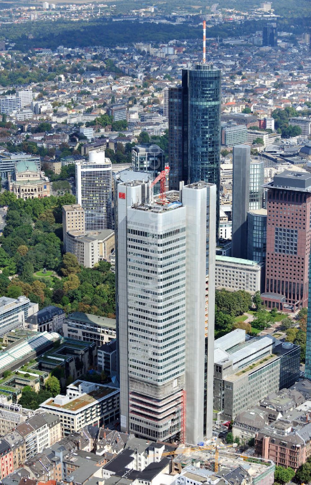 Aerial photograph Frankfurt am Main - Sanierungsarbeiten der Firma Drees & Sommer am Silver Towerr am Jürgen-Ponto-Platz in Frankfurt am Main. Der Turm ist ehemaliger Sitz der Dresdner Bank und wird seit 2009 saniert. Neuer Mieter des Turms ist die Deutsche Bahn AG. Rehabilitation works on the Silver Tower at the Jürgen-Ponto-Platz in Frankfurt on the Main.