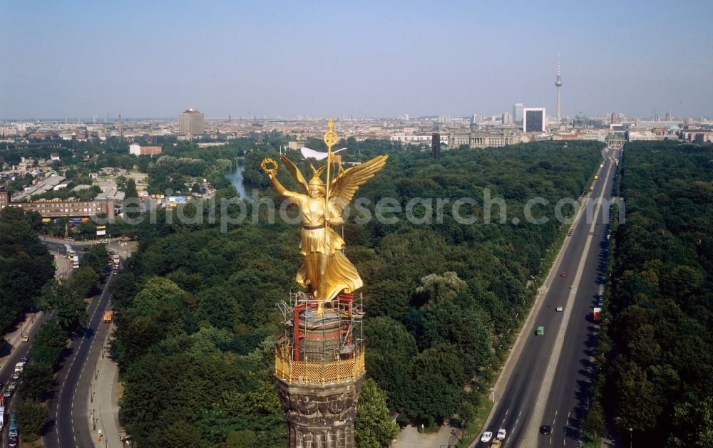 Aerial photograph Berlin - Renovation work on the sculpture of Goldelse on the Victory Column at the roundabout Grosser Stern in Tiergarten