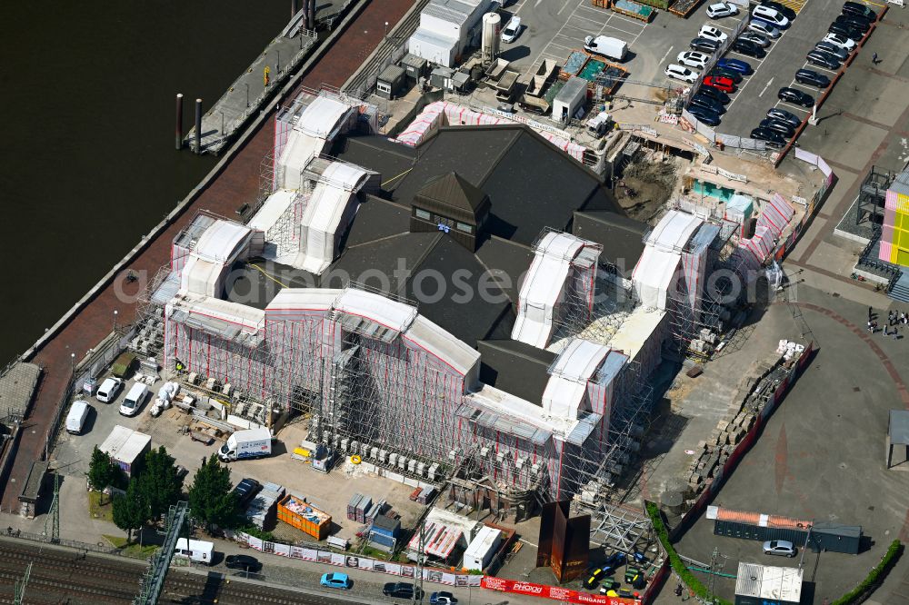 Aerial photograph Hamburg - Building of the indoor arena Deichtorhallen on street Deichtorstrasse in the district Altstadt in Hamburg, Germany