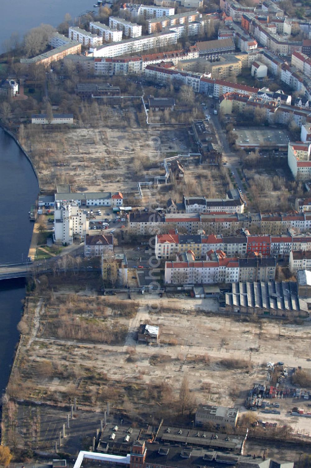 Berlin from above - Blick auf das Sanierungsgebiet Niederschöneweide in Berlin. Im Stadtteil Niederschöneweide des Bezirkes Treptow-Köpenick sollen auf den ehemaligen Industrieflächen Stadtergänzungen mit neuen Wohnungen und Arbeitsplätzen erfolgen. Kontakt: Planergemeinschaft Dubach und Kohlbrenner, Tel. +49 (0) 030 885 914 31,