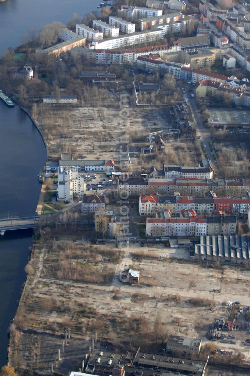 Berlin from the bird's eye view: Blick auf das Sanierungsgebiet Niederschöneweide in Berlin. Im Stadtteil Niederschöneweide des Bezirkes Treptow-Köpenick sollen auf den ehemaligen Industrieflächen Stadtergänzungen mit neuen Wohnungen und Arbeitsplätzen erfolgen. Kontakt: Planergemeinschaft Dubach und Kohlbrenner, Tel. +49 (0) 030 885 914 31,