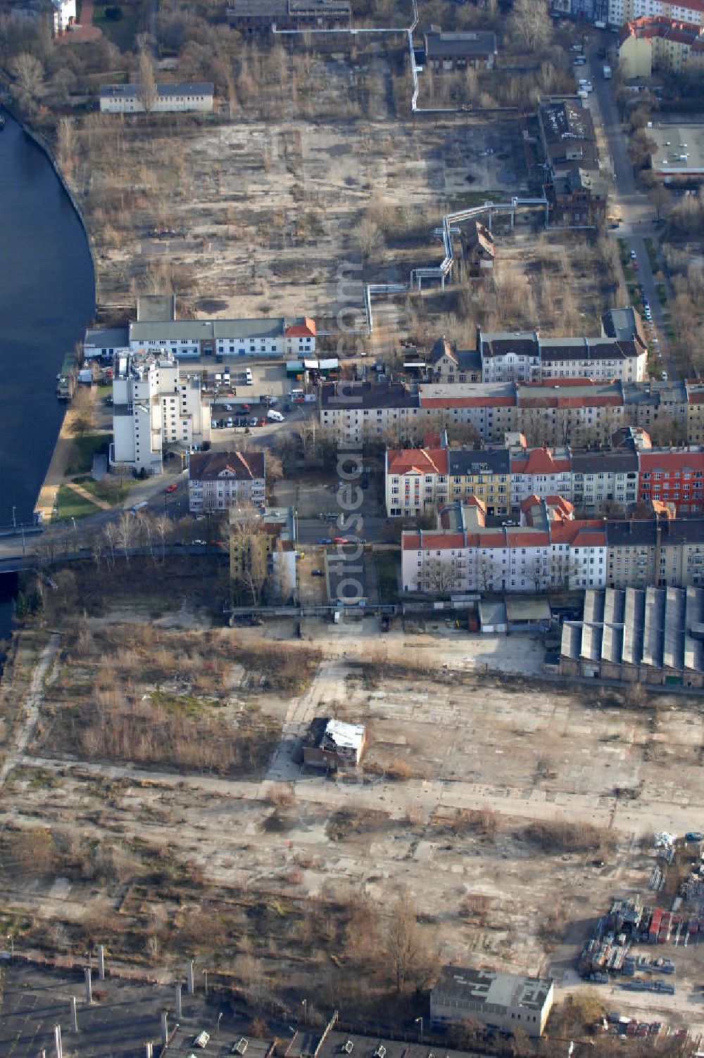 Aerial image Berlin - Blick auf das Sanierungsgebiet Niederschöneweide in Berlin. Im Stadtteil Niederschöneweide des Bezirkes Treptow-Köpenick sollen auf den ehemaligen Industrieflächen Stadtergänzungen mit neuen Wohnungen und Arbeitsplätzen erfolgen. Kontakt: Planergemeinschaft Dubach und Kohlbrenner, Tel. +49 (0) 030 885 914 31,