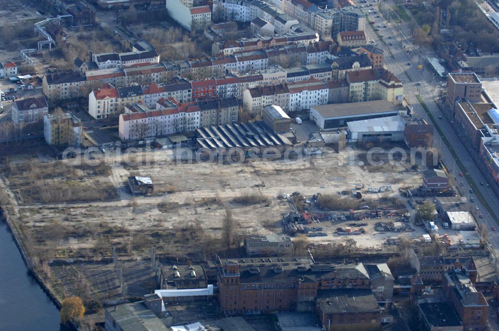 Berlin from the bird's eye view: Blick auf das Sanierungsgebiet Niederschöneweide und die Bärenquellbrauerei in Berlin. Im Stadtteil Niederschöneweide des Bezirkes Treptow-Köpenick sollen auf den ehemaligen Industrieflächen Stadtergänzungen mit neuen Wohnungen und Arbeitsplätzen erfolgen. Die brachliegende Fläche am Spreeufer war früher durch industrielle Nutzungen geprägt und soll in Zukunft das Stadtteilzentrum durch großflächigen Einzelhandel ergänzen. Die Bärenquell-Brauerei wurde 1882 als Borussia Brauerei gegründet und nach dem 2. Weltkrieg in VEB Bärenquell umbenannt.Das Ensemble der Brauerei steht unter Denkmalschutz und wartet auf eine neue Nutzung. Kontakt: Planergemeinschaft Dubach und Kohlbrenner, Tel. +49 (0) 030 885 914 31,