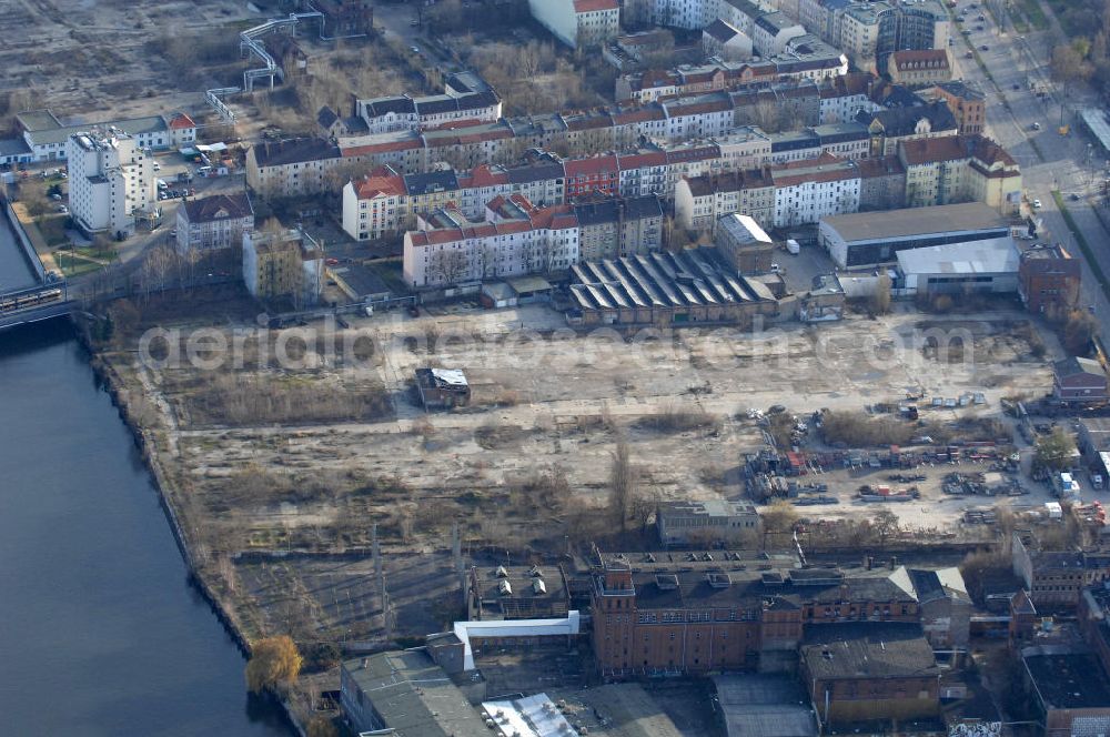 Aerial image Berlin - Blick auf das Sanierungsgebiet Niederschöneweide und die Bärenquellbrauerei in Berlin. Im Stadtteil Niederschöneweide des Bezirkes Treptow-Köpenick sollen auf den ehemaligen Industrieflächen Stadtergänzungen mit neuen Wohnungen und Arbeitsplätzen erfolgen. Die brachliegende Fläche am Spreeufer war früher durch industrielle Nutzungen geprägt und soll in Zukunft das Stadtteilzentrum durch großflächigen Einzelhandel ergänzen. Die Bärenquell-Brauerei wurde 1882 als Borussia Brauerei gegründet und nach dem 2. Weltkrieg in VEB Bärenquell umbenannt.Das Ensemble der Brauerei steht unter Denkmalschutz und wartet auf eine neue Nutzung. Kontakt: Planergemeinschaft Dubach und Kohlbrenner, Tel. +49 (0) 030 885 914 31,