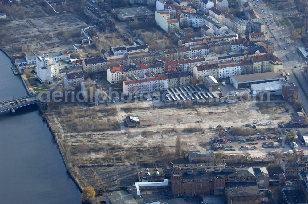 Aerial photograph Berlin - Blick auf das Sanierungsgebiet Niederschöneweide und die Bärenquellbrauerei in Berlin. Im Stadtteil Niederschöneweide des Bezirkes Treptow-Köpenick sollen auf den ehemaligen Industrieflächen Stadtergänzungen mit neuen Wohnungen und Arbeitsplätzen erfolgen. Die brachliegende Fläche am Spreeufer war früher durch industrielle Nutzungen geprägt und soll in Zukunft das Stadtteilzentrum durch großflächigen Einzelhandel ergänzen. Die Bärenquell-Brauerei wurde 1882 als Borussia Brauerei gegründet und nach dem 2. Weltkrieg in VEB Bärenquell umbenannt.Das Ensemble der Brauerei steht unter Denkmalschutz und wartet auf eine neue Nutzung. Kontakt: Planergemeinschaft Dubach und Kohlbrenner, Tel. +49 (0) 030 885 914 31,