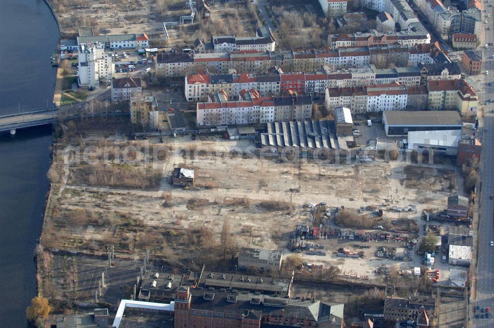 Berlin from above - Blick auf das Sanierungsgebiet Niederschöneweide und die Bärenquellbrauerei in Berlin. Im Stadtteil Niederschöneweide des Bezirkes Treptow-Köpenick sollen auf den ehemaligen Industrieflächen Stadtergänzungen mit neuen Wohnungen und Arbeitsplätzen erfolgen. Die brachliegende Fläche am Spreeufer war früher durch industrielle Nutzungen geprägt und soll in Zukunft das Stadtteilzentrum durch großflächigen Einzelhandel ergänzen. Die Bärenquell-Brauerei wurde 1882 als Borussia Brauerei gegründet und nach dem 2. Weltkrieg in VEB Bärenquell umbenannt.Das Ensemble der Brauerei steht unter Denkmalschutz und wartet auf eine neue Nutzung. Kontakt: Planergemeinschaft Dubach und Kohlbrenner, Tel. +49 (0) 030 885 914 31,