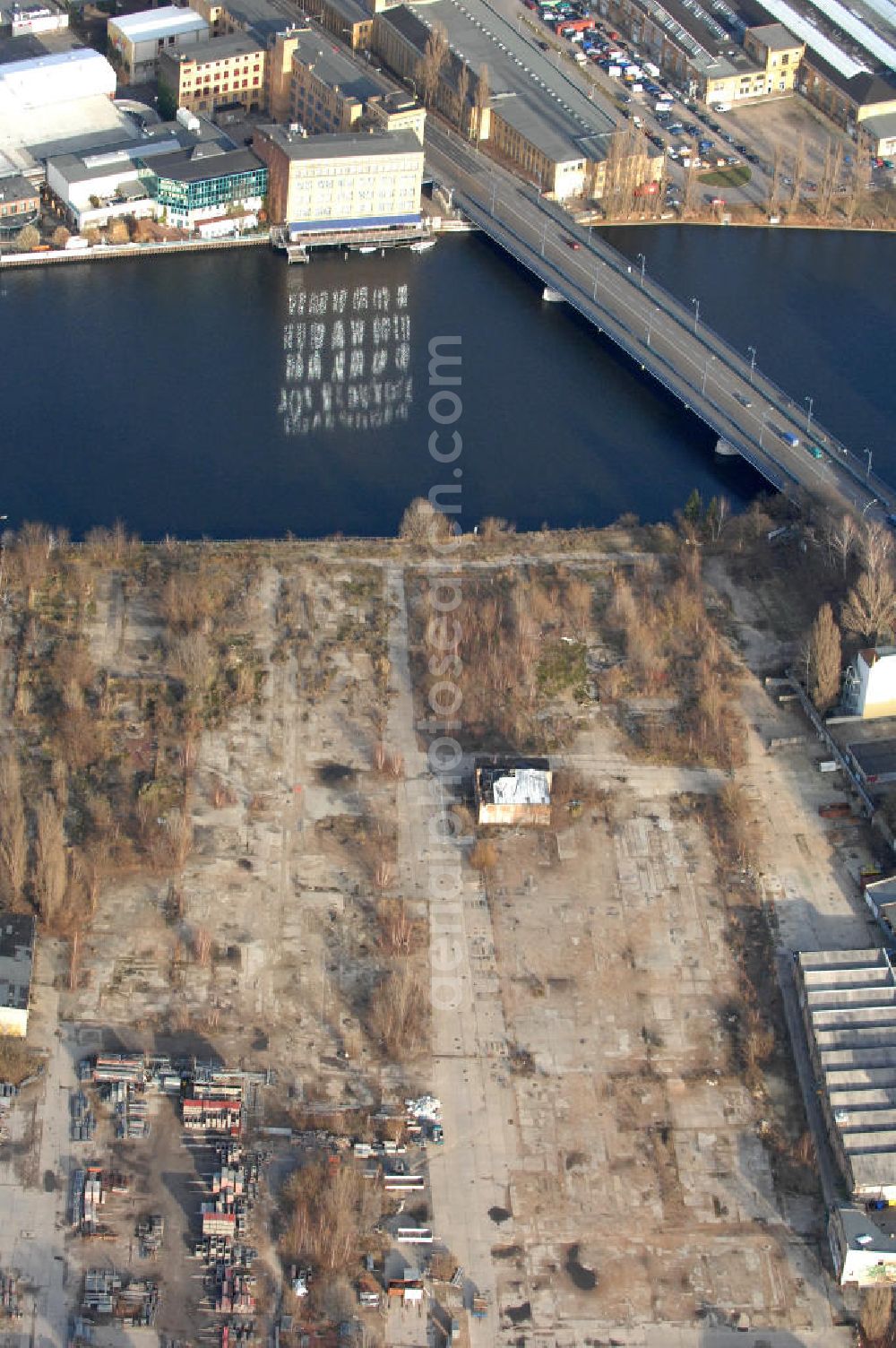 Berlin from the bird's eye view: Blick auf das Sanierungsgebiet Niederschöneweide und die Treskowbrücke in Berlin. Die Treskowbrücke ist eine Straßenbrücke, die Ober- und Niederschöneweide verbindet. In Niederschöneweide sollen auf den ehemaligen Industrieflächen Stadtergänzungen mit neuen Wohnungen und Arbeitsplätzen erfolgen. Die brachliegende Fläche am Spreeufer war früher durch industrielle Nutzungen geprägt und soll in Zukunft das Stadtteilzentrum durch großflächigen Einzelhandel ergänzen. Kontakt: Planergemeinschaft Dubach und Kohlbrenner, Tel. +49 (0) 030 885 914 31,