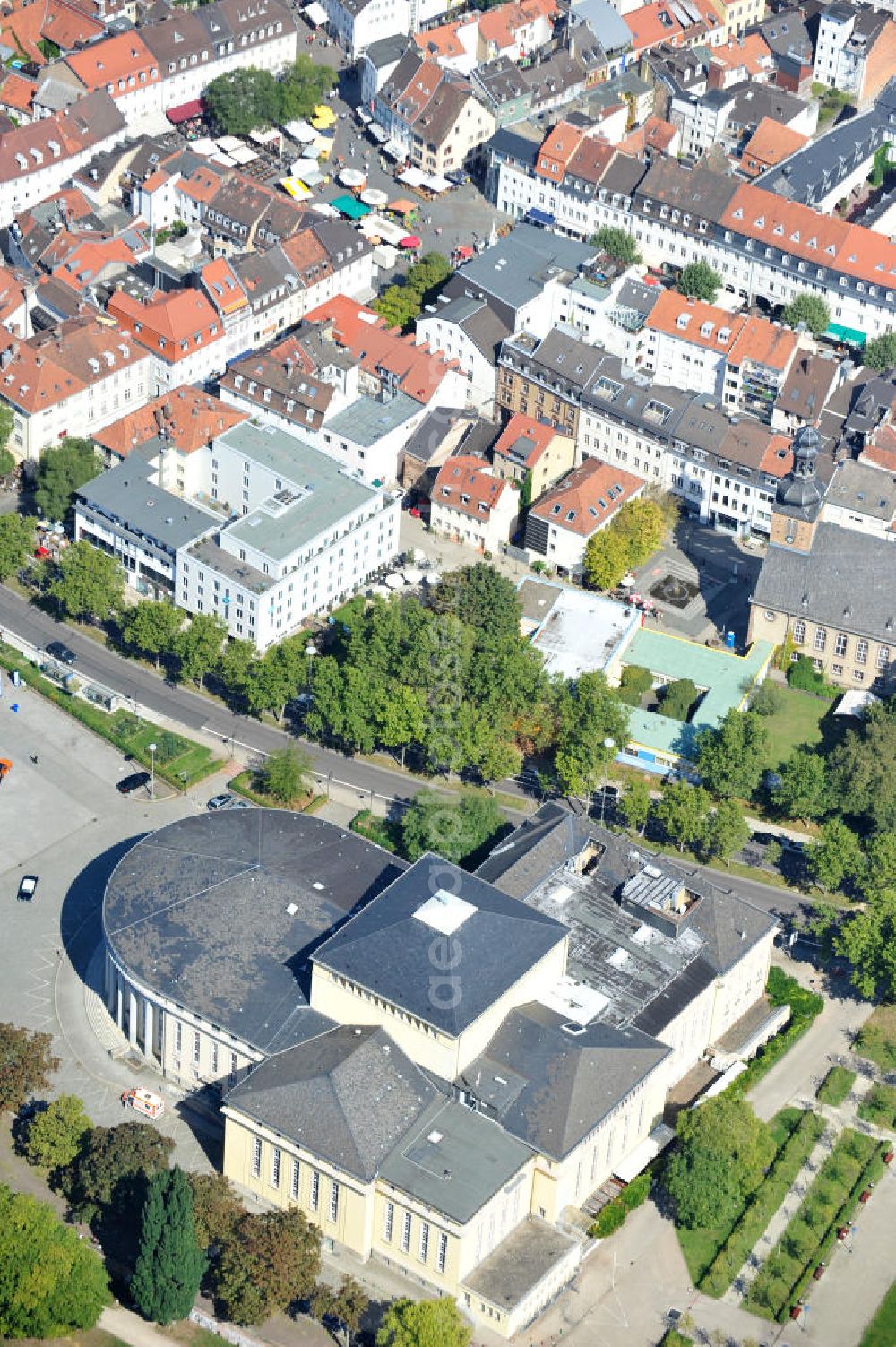 Aerial photograph Saarbrücken - Das Saarländische Staatstheater am Schillerplatz in Saarbrücken zeigt Stücke aus den Bereichen Musiktheater, Schauspiel und Tanztheater, sowie Konzerte, Kleinkunst, Performances und experimentelles Theater. Es wurde 1937 nach Entwürfen des Architekten Paul Otto August Baumgarten im neoklassizistischen Stil erbaut. The state theatre of Saarland in city Saarbrücken shows music and dance theatre, plays and concerts as well as smaller-scale performing arts and fringe theatre. The neo-classical building was constructed in 1937 after drafts by architect Paul Otto August Baumgarten.