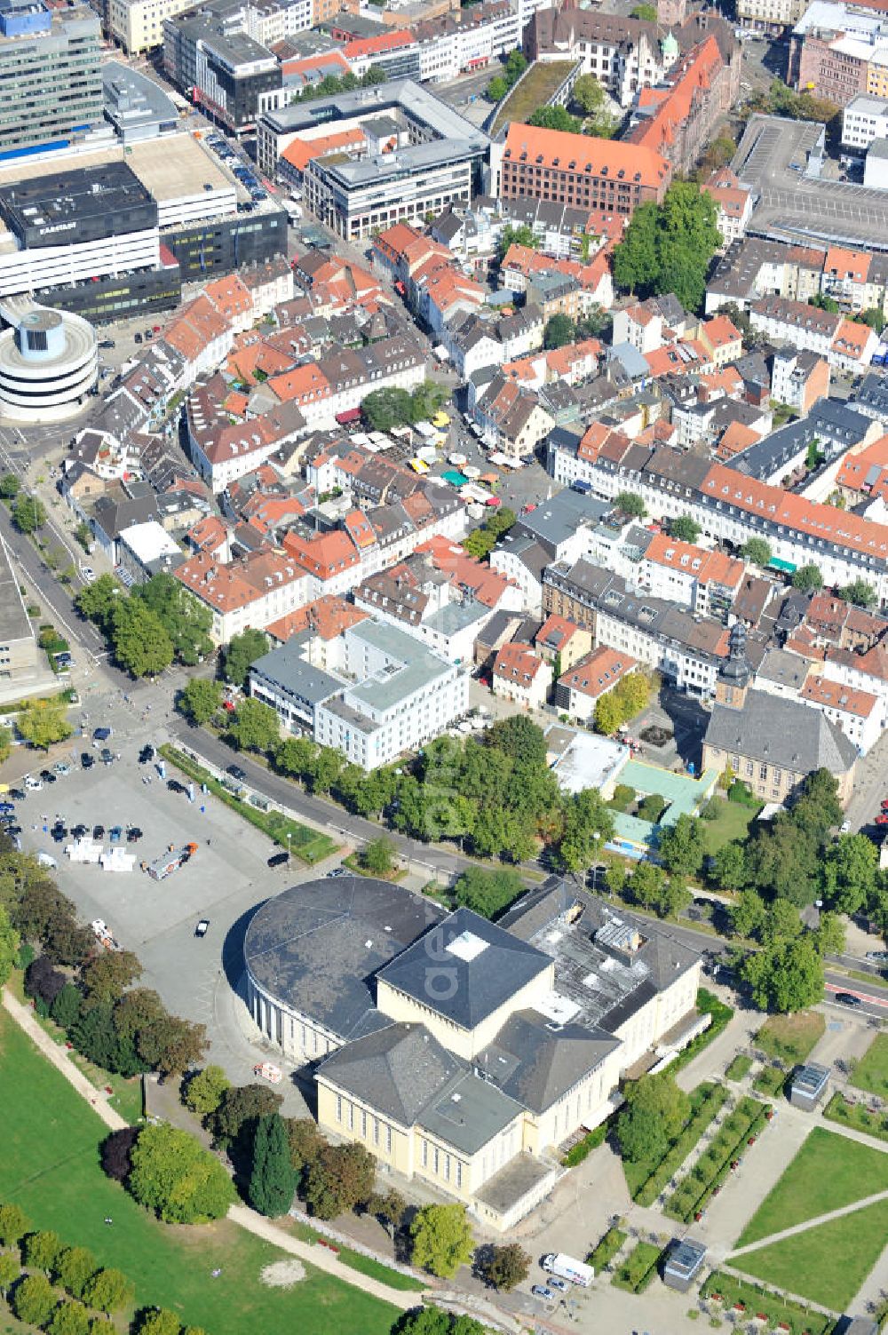 Saarbrücken from above - Das Saarländische Staatstheater am Schillerplatz in Saarbrücken zeigt Stücke aus den Bereichen Musiktheater, Schauspiel und Tanztheater, sowie Konzerte, Kleinkunst, Performances und experimentelles Theater. Es wurde 1937 nach Entwürfen des Architekten Paul Otto August Baumgarten im neoklassizistischen Stil erbaut. The state theatre of Saarland in city Saarbrücken shows music and dance theatre, plays and concerts as well as smaller-scale performing arts and fringe theatre. The neo-classical building was constructed in 1937 after drafts by architect Paul Otto August Baumgarten.