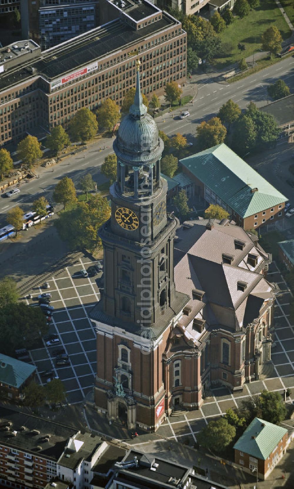 Hamburg from above - Die evangelische Hauptkirche Sankt Michaelis, genannt „Michel“, ist die bekannteste Kirche Hamburgs und ein Wahrzeichen der Hansestadt, da sie von Seeleuten auf einlaufenden Schiffen gut sichtbar ist. Sie gilt als bedeutendste Barockkirche Norddeutschlands und ist dem Erzengel Michael geweiht, der als große Bronzestatue über dem Hauptportal hängt. The Protestant main church of St. Michaelis, called Michel, is the most famous church in Hamburg and a landmark of the Hanseatic city.