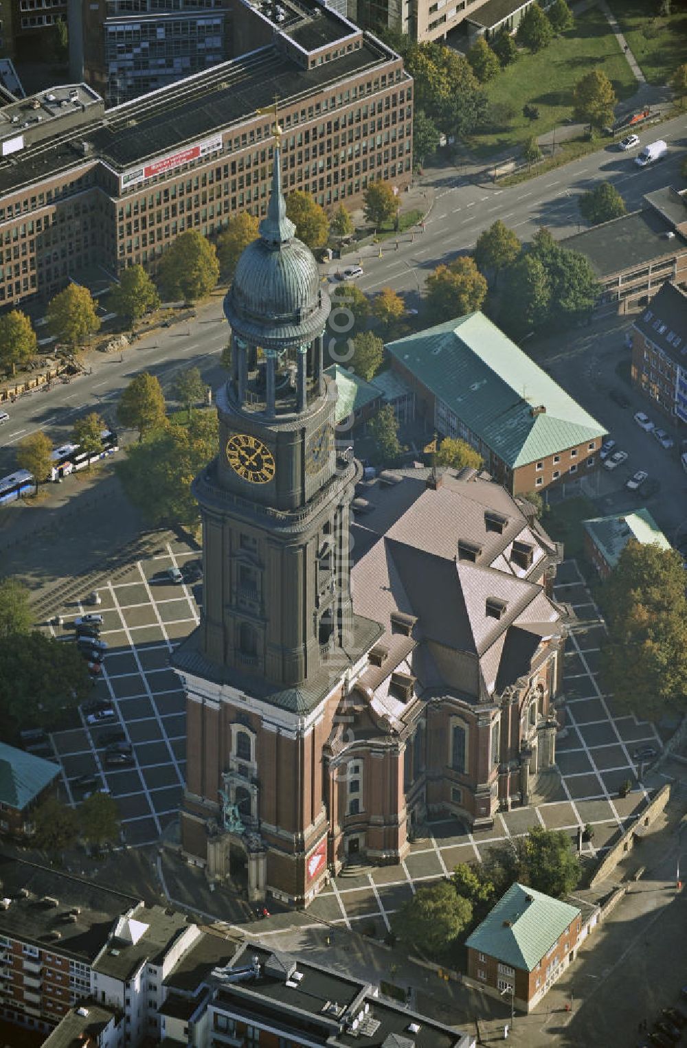 Hamburg from the bird's eye view: Die evangelische Hauptkirche Sankt Michaelis, genannt „Michel“, ist die bekannteste Kirche Hamburgs und ein Wahrzeichen der Hansestadt, da sie von Seeleuten auf einlaufenden Schiffen gut sichtbar ist. Sie gilt als bedeutendste Barockkirche Norddeutschlands und ist dem Erzengel Michael geweiht, der als große Bronzestatue über dem Hauptportal hängt. The Protestant main church of St. Michaelis, called Michel, is the most famous church in Hamburg and a landmark of the Hanseatic city.