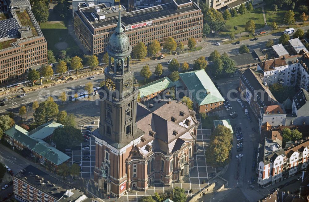 Aerial image Hamburg - Die evangelische Hauptkirche Sankt Michaelis, genannt „Michel“, ist die bekannteste Kirche Hamburgs und ein Wahrzeichen der Hansestadt, da sie von Seeleuten auf einlaufenden Schiffen gut sichtbar ist. Sie gilt als bedeutendste Barockkirche Norddeutschlands und ist dem Erzengel Michael geweiht, der als große Bronzestatue über dem Hauptportal hängt. The Protestant main church of St. Michaelis, called Michel, is the most famous church in Hamburg and a landmark of the Hanseatic city.