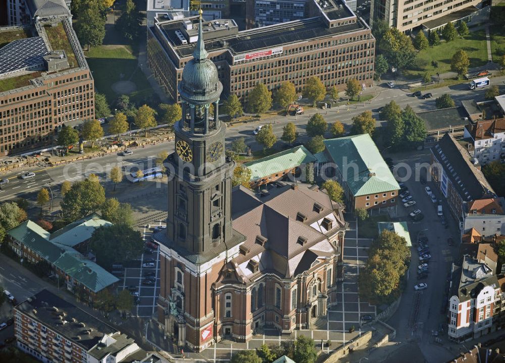 Aerial photograph Hamburg - Die evangelische Hauptkirche Sankt Michaelis, genannt „Michel“, ist die bekannteste Kirche Hamburgs und ein Wahrzeichen der Hansestadt, da sie von Seeleuten auf einlaufenden Schiffen gut sichtbar ist. Sie gilt als bedeutendste Barockkirche Norddeutschlands und ist dem Erzengel Michael geweiht, der als große Bronzestatue über dem Hauptportal hängt. The Protestant main church of St. Michaelis, called Michel, is the most famous church in Hamburg and a landmark of the Hanseatic city.