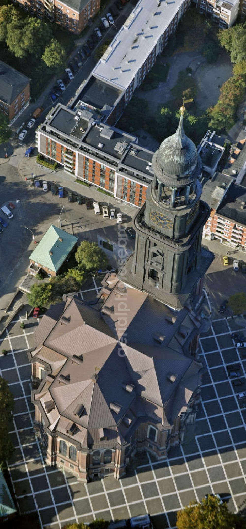 Hamburg from above - Die evangelische Hauptkirche Sankt Michaelis, genannt „Michel“, ist die bekannteste Kirche Hamburgs und ein Wahrzeichen der Hansestadt, da sie von Seeleuten auf einlaufenden Schiffen gut sichtbar ist. Sie gilt als bedeutendste Barockkirche Norddeutschlands und ist dem Erzengel Michael geweiht, der als große Bronzestatue über dem Hauptportal hängt. The Protestant main church of St. Michaelis, called Michel, is the most famous church in Hamburg and a landmark of the Hanseatic city.